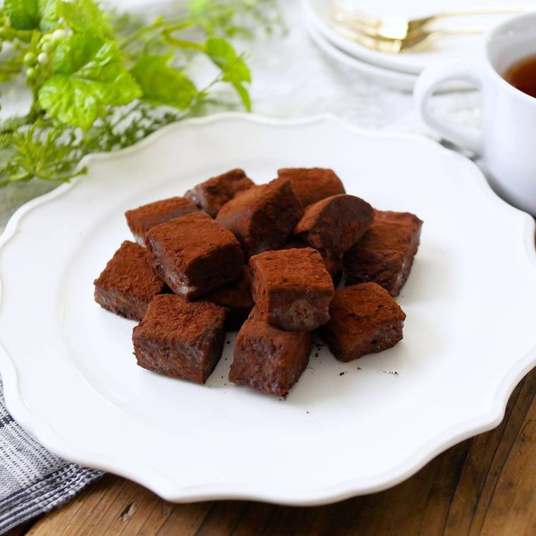 白い皿に盛り付けられた生チョコ餅