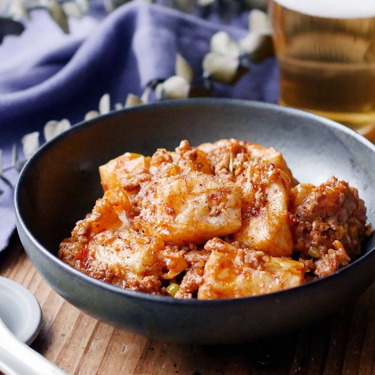 黒色の皿に盛り付けられたマーボー餅