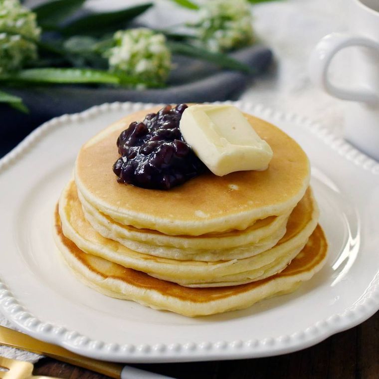 白い皿に盛り付けられた餅入りパンケーキ