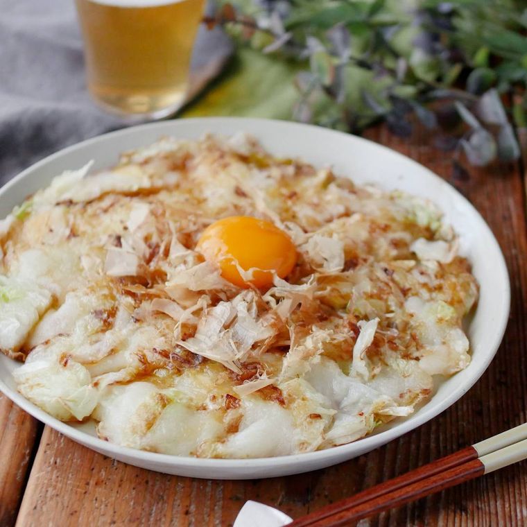 白い皿に盛り付けられたキャベツの餅チーズ焼き