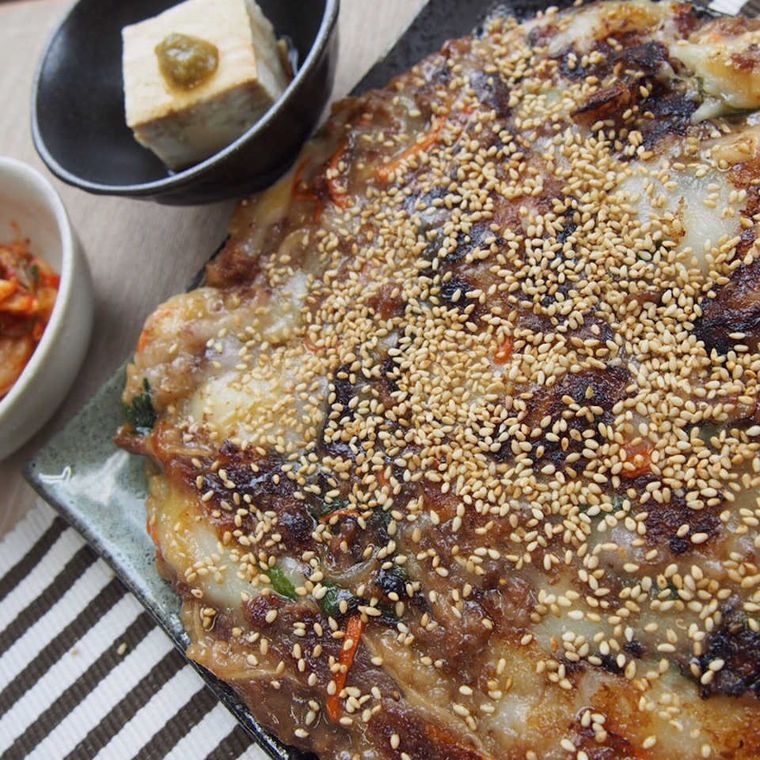 黒い皿に盛り付けられたプルコギ餅