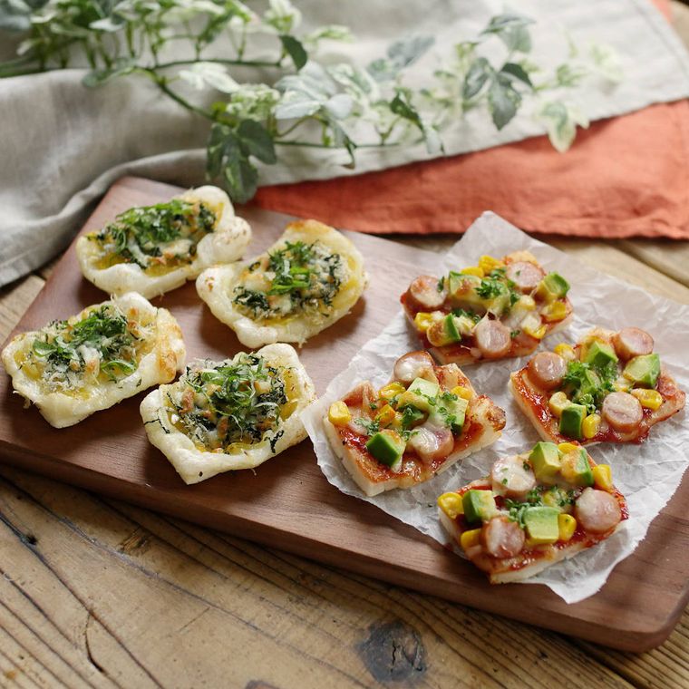 カッティングボードの上に盛り付けられたツイン餅ピザ