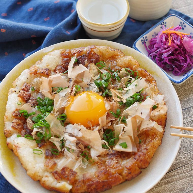 白い皿に盛り付けられた餅と長芋のバターじょうゆ焼き