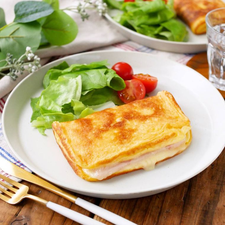 白い皿に盛り付けられたハムチーズフレンチトースト