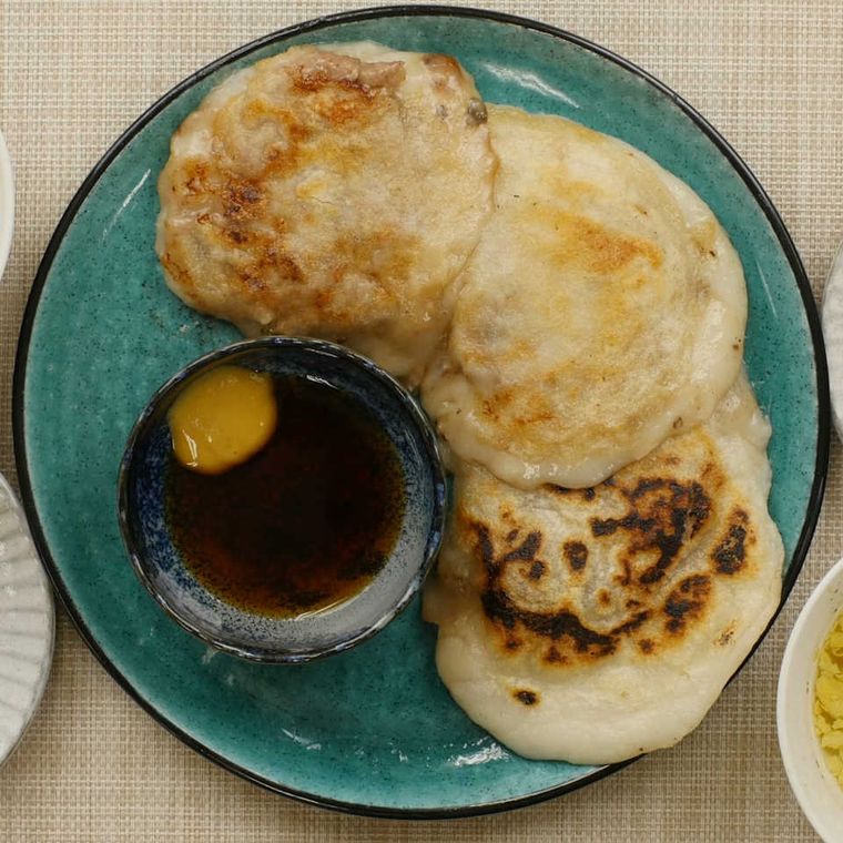 水色の皿に盛り付けられた餅お焼き