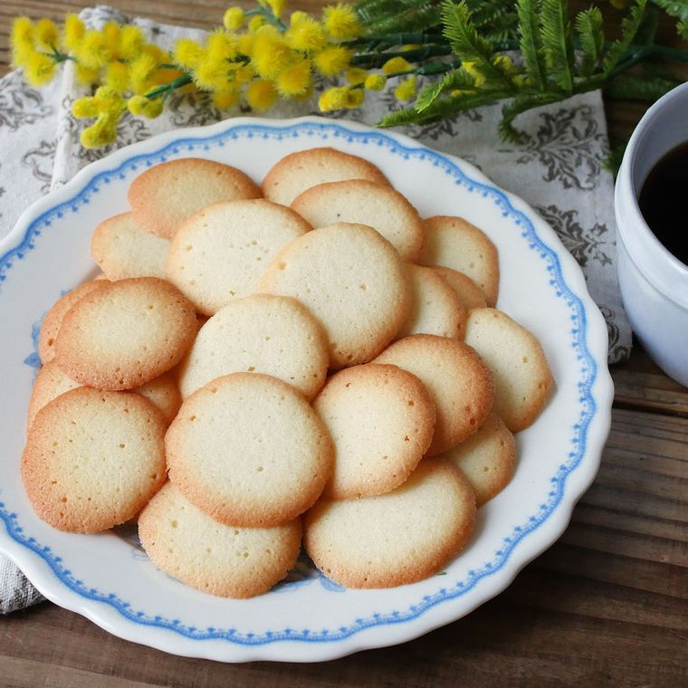 青い柄の入った皿に盛られたラングドシャ