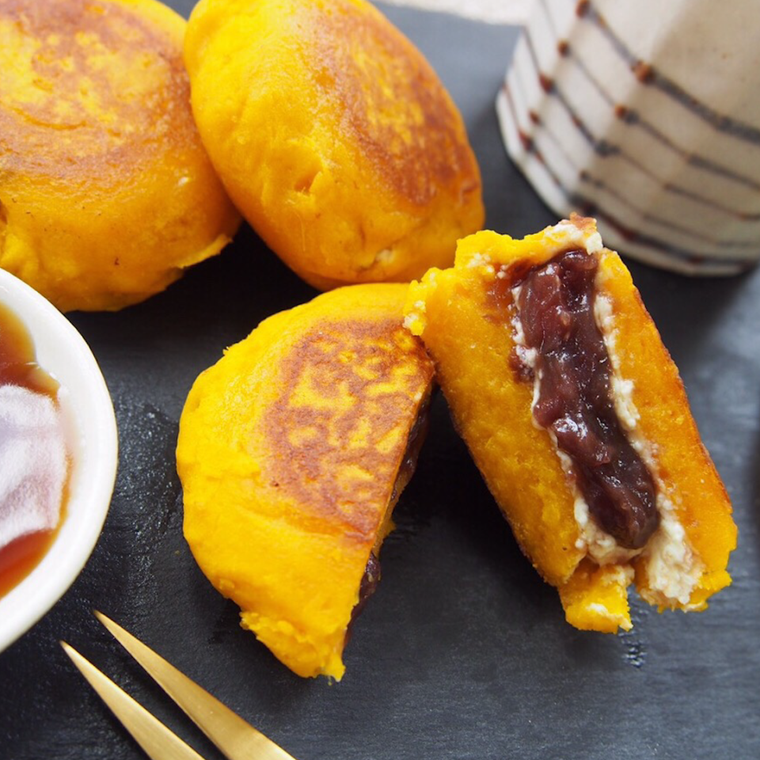 黒い皿に盛られたかぼちゃのつぶあん餅