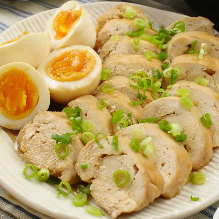 皿に盛られたささみチャーシューと半分に切った味付け卵