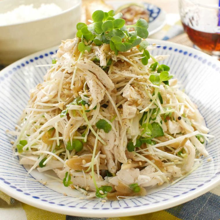 皿に盛られた鶏ささみとザーサイのシャキシャキねぎサラダ