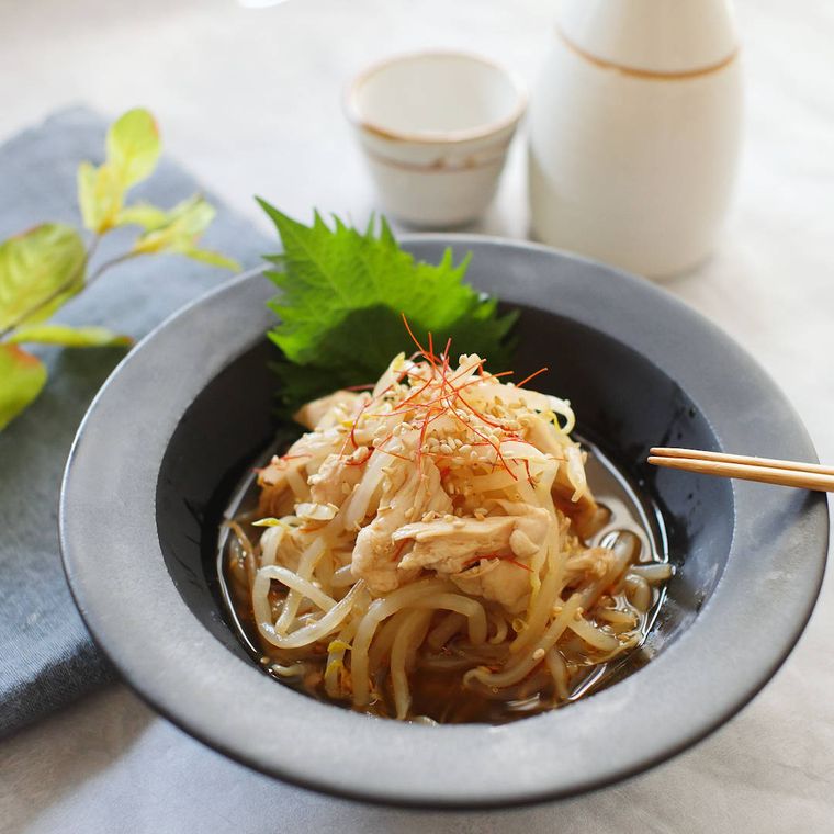 皿に盛られた鶏ささみともやしのラーポンナムル