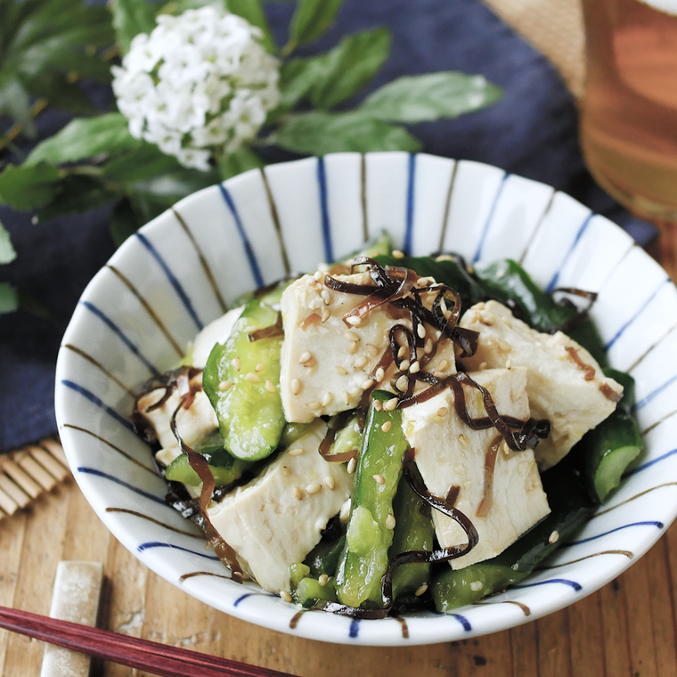 小鉢に盛り付けされた、豆腐ときゅうりのナムル風