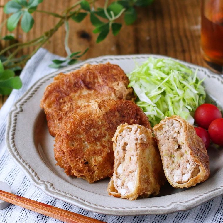 洋皿に盛り付けされた豆腐メンチカツと千切りキャベツ