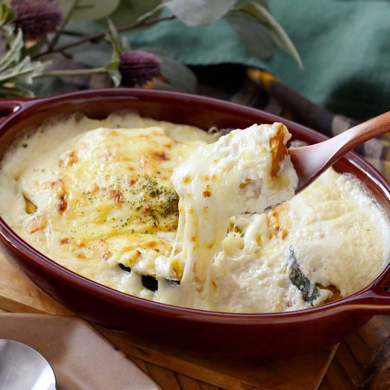 グラタン皿に入った、かぼちゃの豆腐グラタン