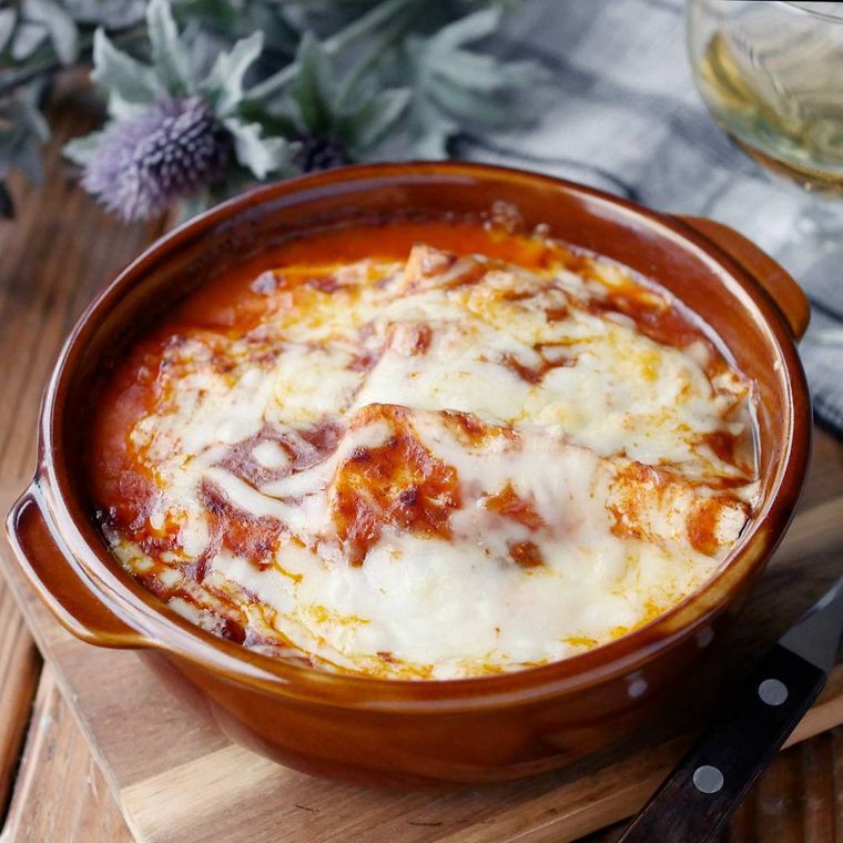 丸いグラタン皿に入った、ラザニア風チーズ豆腐