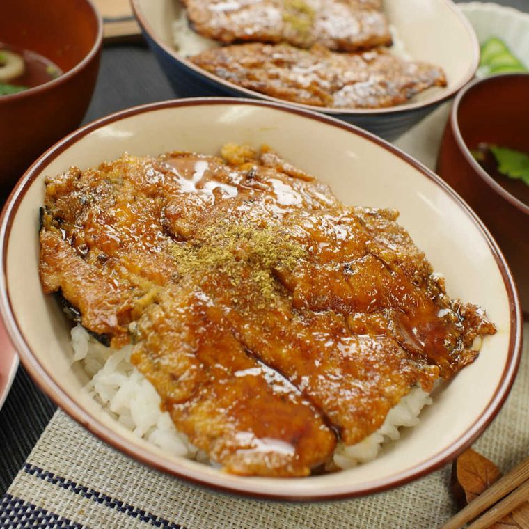 丼によそわれた豆腐の蒲焼き丼