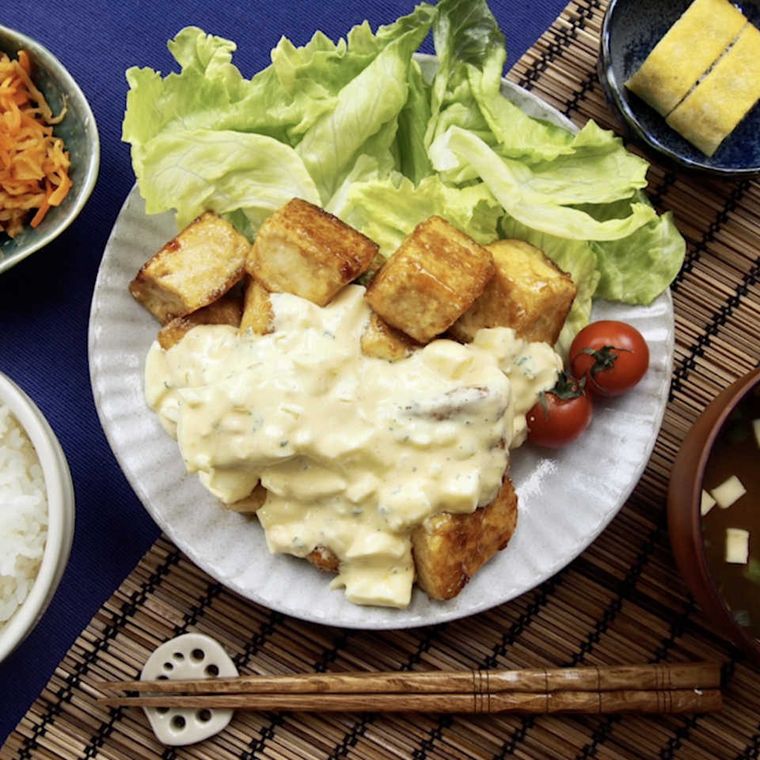 タルタルソースをかけた、木綿豆腐の南蛮、レタスとミニトマト添え