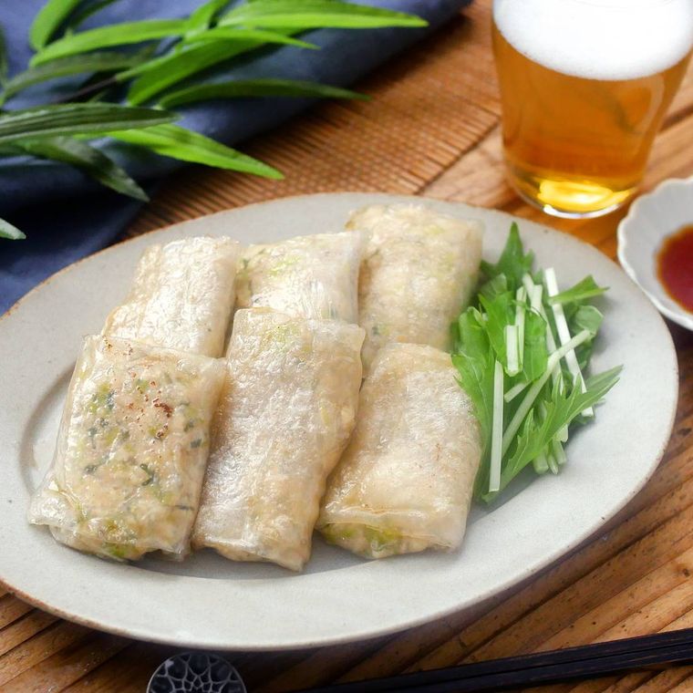 円柱型に包まれた、豆腐ライスペーパー餃子が6ケ並んだひと皿