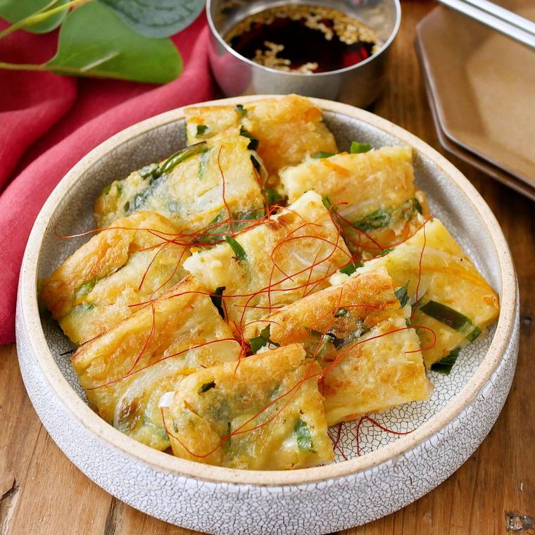 丸い器に盛り付けされた、野菜と豆腐のチヂミ