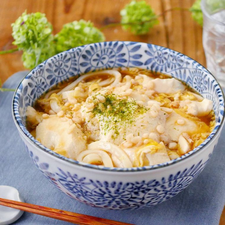 器に入った、あんかけ豆腐卵とじうどん、天かすと青のりトッピング