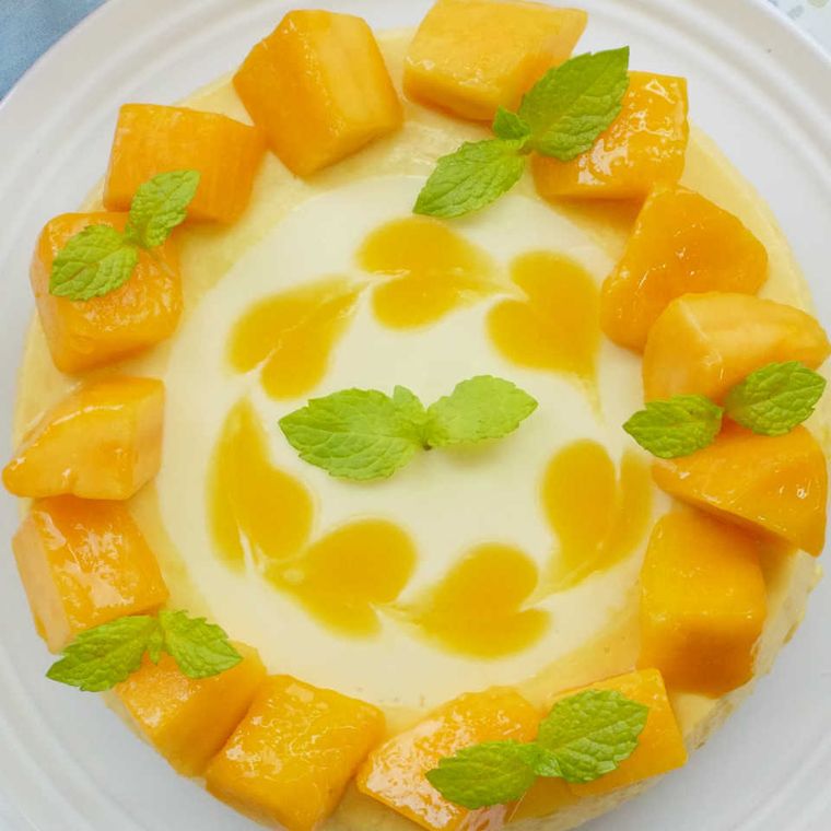 白い皿に盛られた、魅惑のマンゴーレアチーズケーキ