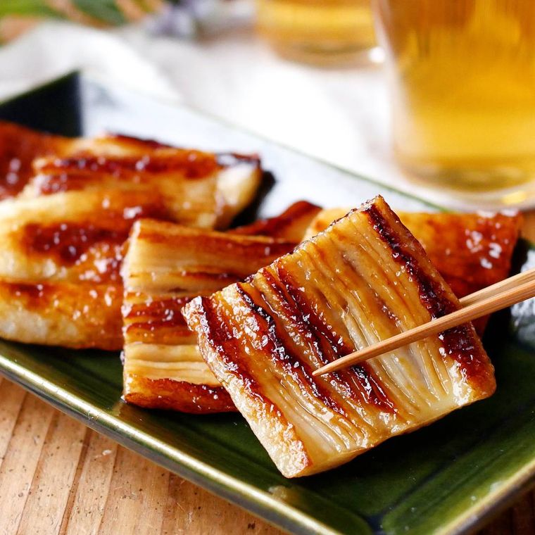 緑の長方形の皿に盛られた、蒲焼き風ちくわ