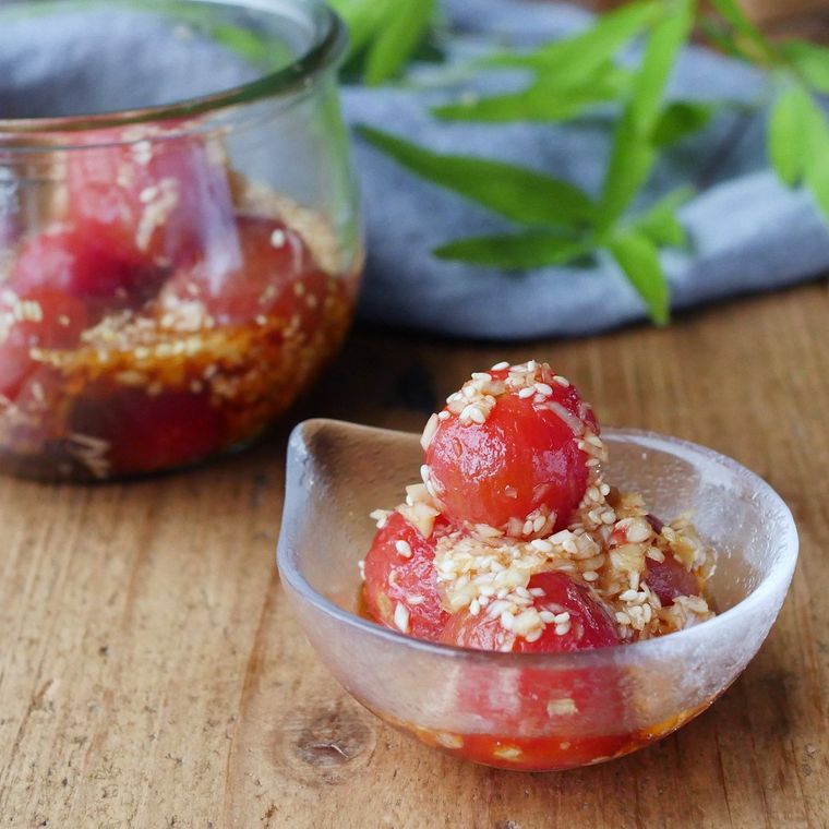 ガラスの器に盛り付けられたミニトマトのねぎポン酢和え