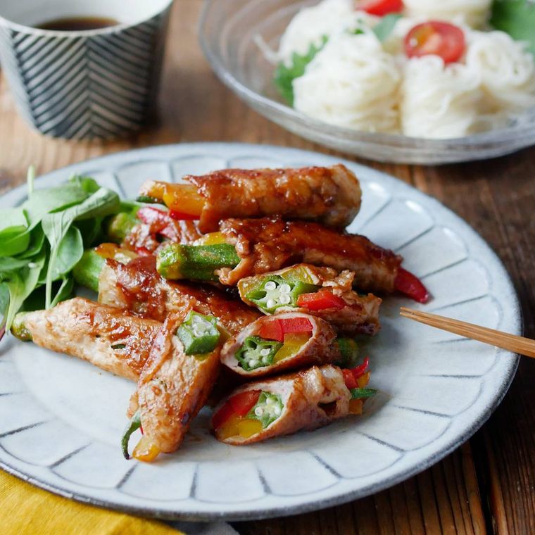 グレーの皿に盛り付けられたオクラとパプリカの豚肉巻き