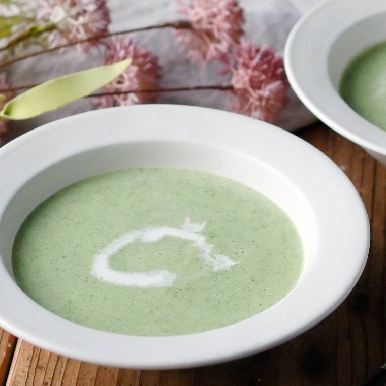 白い皿に盛り付けられたブロッコリーのポタージュ