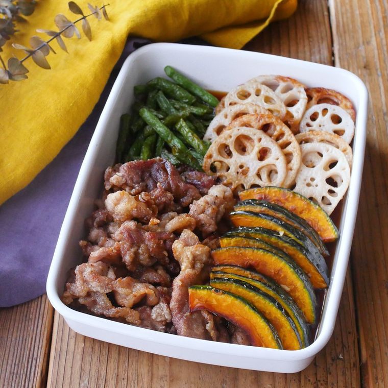 白い保存容器に入ったかぼちゃと豚こま肉の焼き浸し
