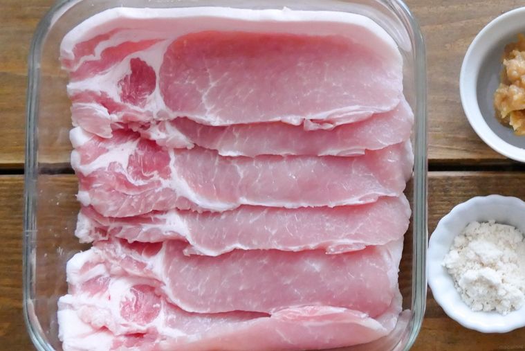 薄切りの豚ロース肉が並ぶガラス容器