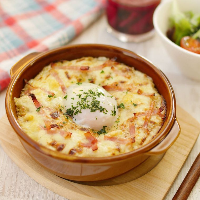 グラタン皿に入った温泉卵のせカルボナーラドリア