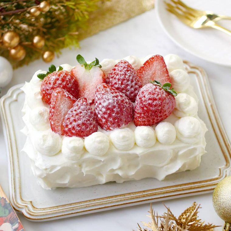 白い皿に盛り付けられたいちごのショートケーキ