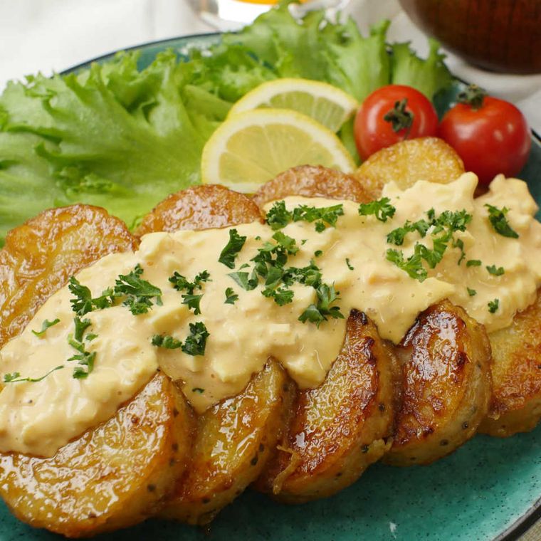 青いお皿に盛られた長芋南蛮ソテータルタル添えとプチトマト