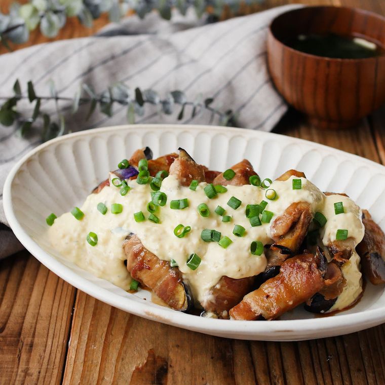 白いお皿に盛られたなす巻き豚バラ南蛮と味噌汁