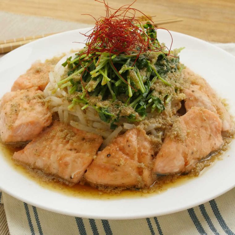 白い皿に盛られている鮭ともやしのレンジ蒸し