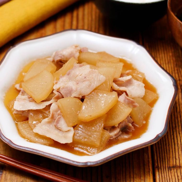 陶器に盛り付けた大根と豚肉の煮物
