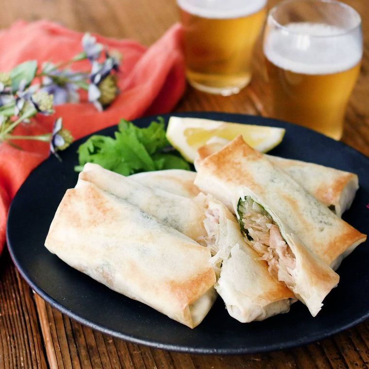 丸皿に盛り付けた豚肉もやし春巻き