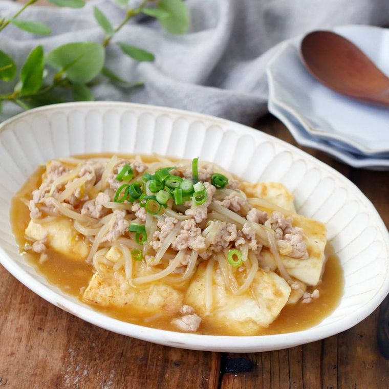 皿に盛られたもやしのあんかけ豆腐ステーキ