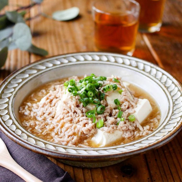 皿に盛られた豆腐の鶏そぼろあんかけ