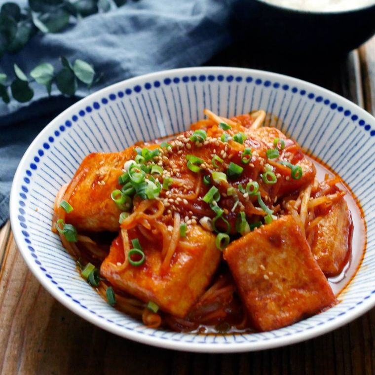 皿に盛られた豆腐ともやしのチリソース炒め