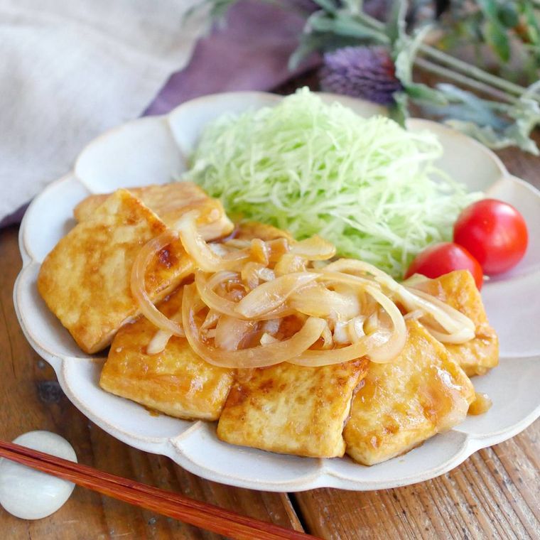 皿に盛られた豆腐の生姜焼き