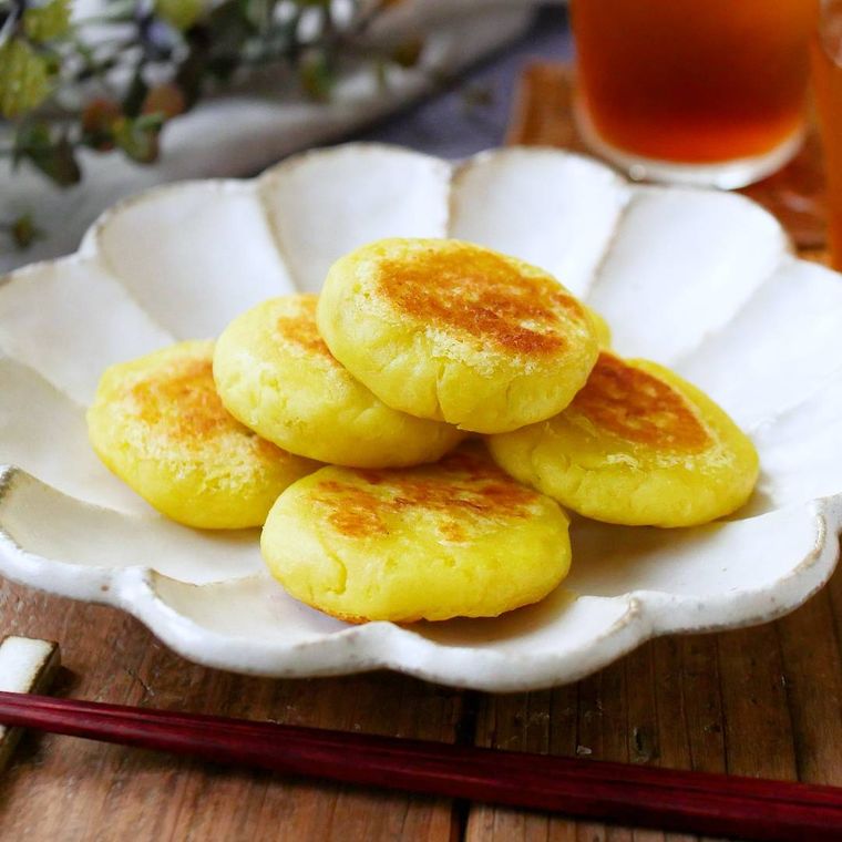 皿に盛られた豆腐のさつまいももち