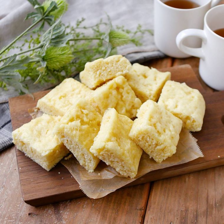 カッティングボードにのった豆腐蒸しパン