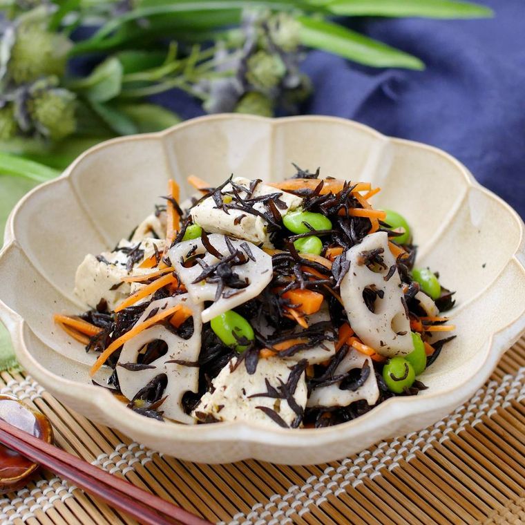 皿に盛られたひじきと豆腐の柚子こしょうサラダ