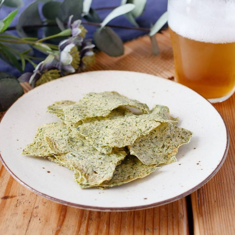 皿に盛られたのり塩豆腐チップス