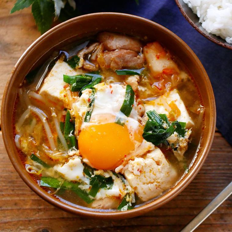 器に盛られた簡単うま辛チゲスープ
