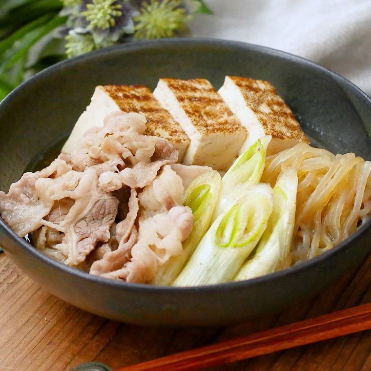 器に盛られた牛肉としらたきの肉豆腐