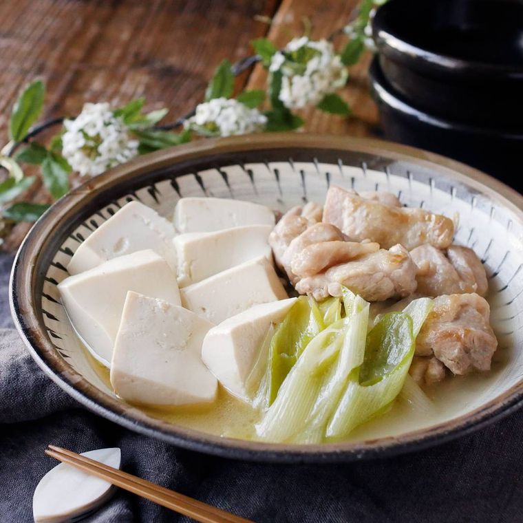 皿に盛られた鶏もも肉と豆腐のうま塩煮
