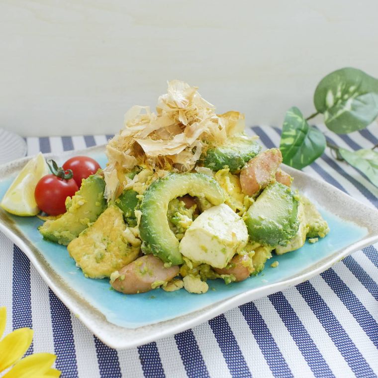 皿に盛られたウインナーのアボカドチャンプルー