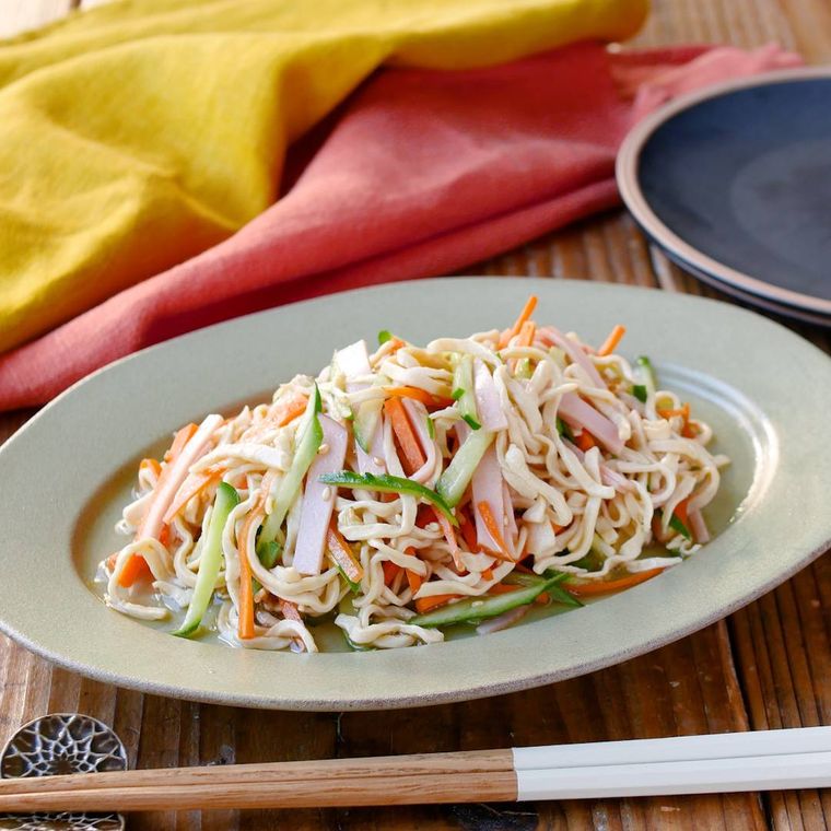 皿に盛られた豆腐干の中華サラダ